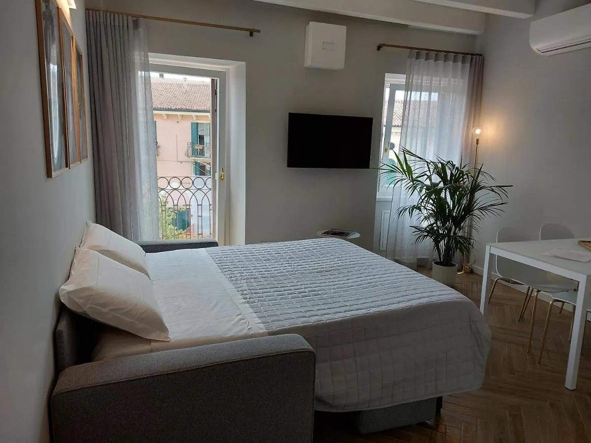 Homethirtyfour Verona Apartment
